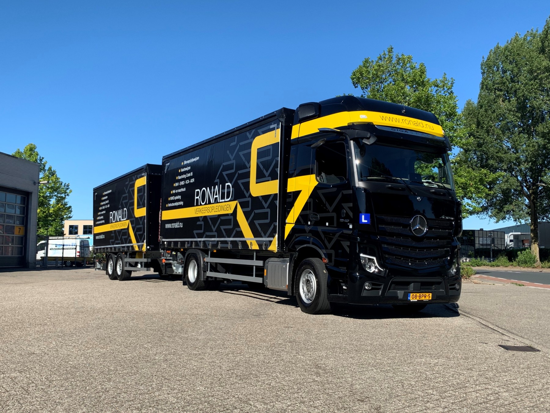 Header afbeelding: mercedes_actros_ronald_verkeersopleidingen.jpg